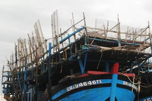 33 ngư dân thoát nạn khi tàu câu mực bốc cháy trong đêm tại quần đảo Trường Sa