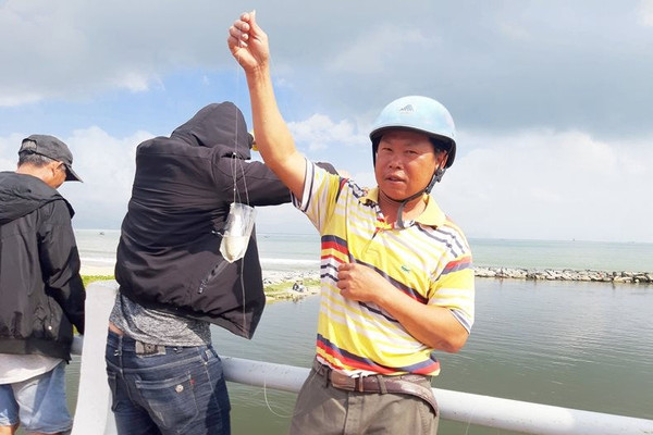 Đà Nẵng: Độc đáo “tuyệt kĩ” bắt cá bằng chai nhựa