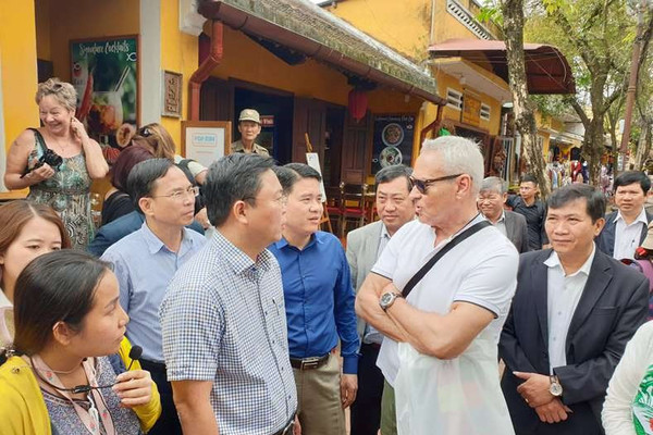 Chủ tịch tỉnh Quảng Nam trò chuyện với khách nước ngoài về thành phố an toàn, thuần hậu