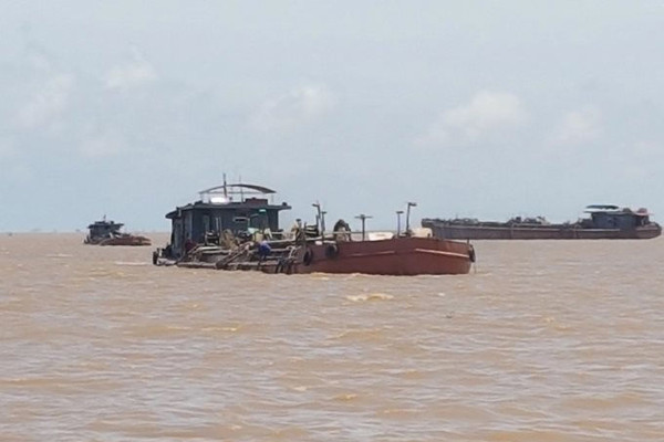 Hải Phòng: Bắt giữ 5 tàu hút cát trái phép trên cửa sông Văn Úc