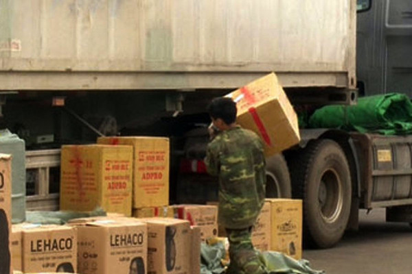 Lào Cai: Bắt giữ container trở 1 triệu khẩu trang nhập lậu