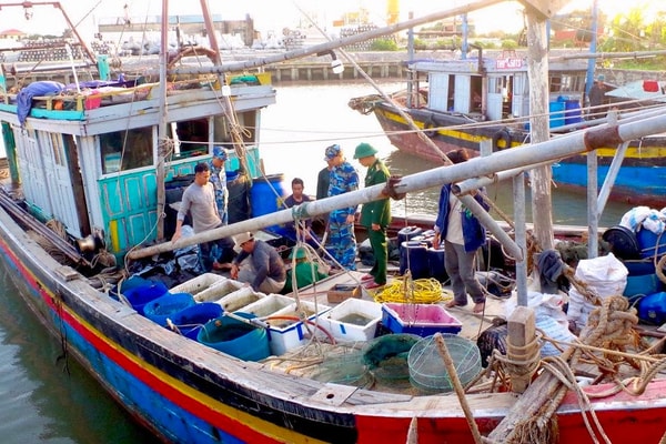 Ninh Bình: Xử phạt, tạm giữ 2 phương tiện khai thác thuỷ sản kiểu tận diệt