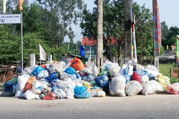Quảng Nam: Dân ngăn cản xe đổ rác vào bãi, rác thải lại ùn ứ khắp nơi