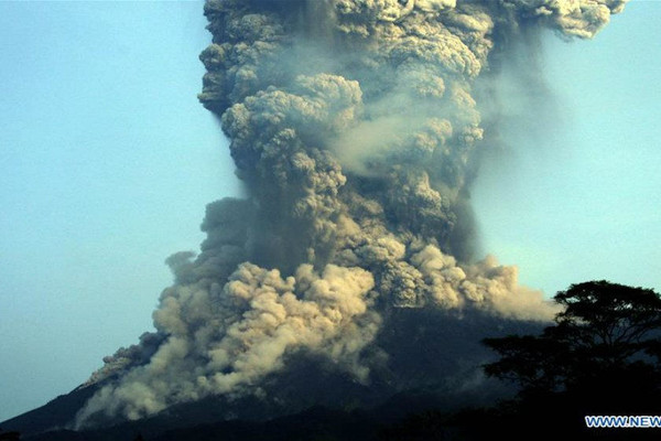 Indonesia đóng cửa sân bay quốc tế do núi lửa phun trào