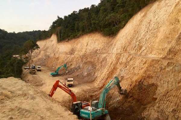 Điện Biên: Chính quyền đã làm gì khi doanh nghiệp san ủi rừng phòng hộ, đổ thải sai quy định?