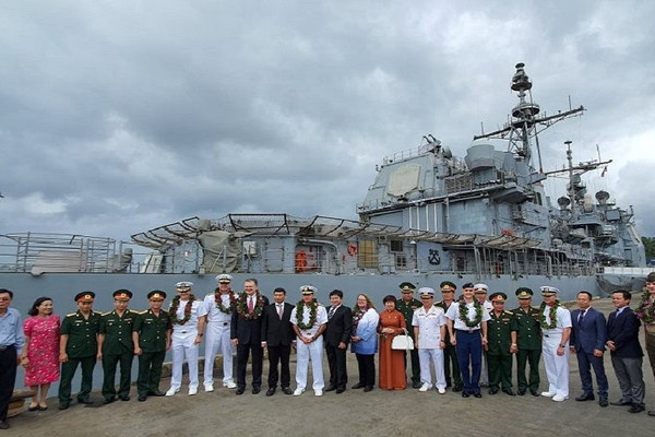 Nhóm tàu sân bay tác chiến Hoa Kỳ cập cảng Đà Nẵng bắt đầu chuyến thăm Việt Nam