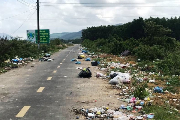 Huyện nông thôn mới tràn ngập… rác