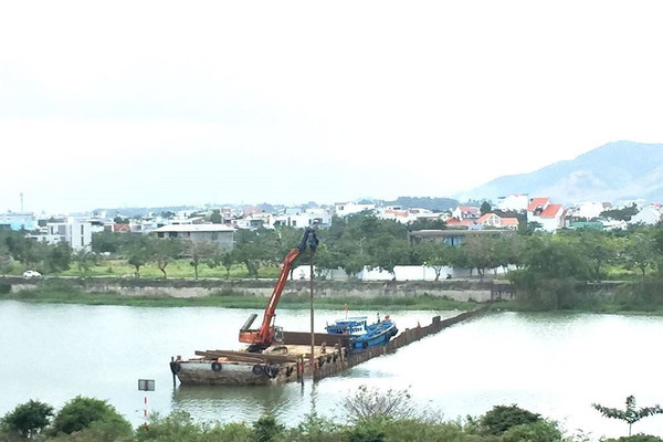 Lo thiếu nước sinh hoạt, Đà Nẵng tiếp tục thi công đập tạm ngăn mặn số 2 trên sông Cẩm Lệ  