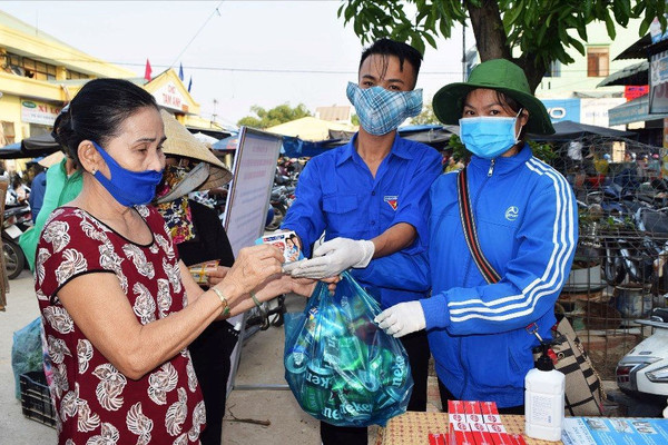 Người dân Quảng Nam mang rác thải nhựa đổi sản phẩm phòng chống dịch Covid-19
