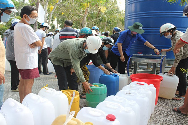 Đoàn Thanh niên Văn phòng Chính phủ hỗ trợ nước ngọt ở Bến Tre