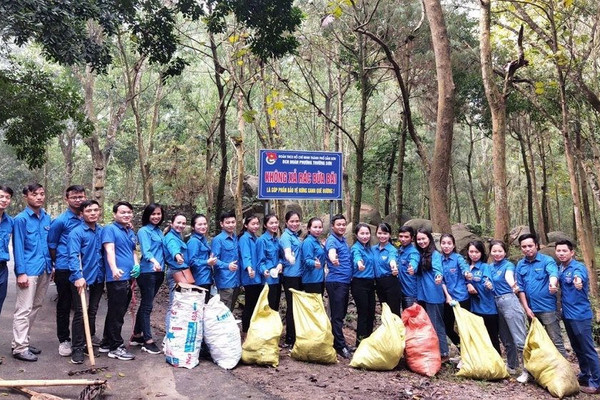 TP. Sầm Sơn (Thanh Hóa): Đoàn Thanh niên dọn vệ sinh môi trường, bảo vệ rừng xanh 