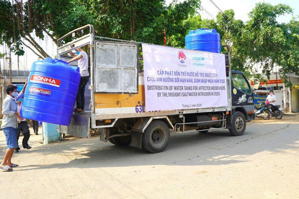 Tổng cục Phòng chống thiên tai tặng bồn chứa nước cho người dân ĐBSCL