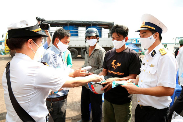 Bộ đội Hải quân tiếp tục cung cấp nước ngọt cho nhân dân Bến Tre
