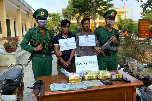 Bắt hai đối tượng sử dụng súng vận chuyển 3kg ma túy từ Lào về Việt Nam tiêu thụ