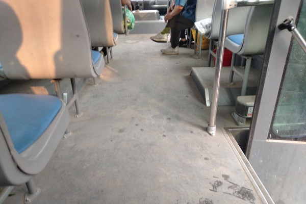 Hà Nội: Dân bức xúc về công tác vệ sinh môi trường trên xe buýt