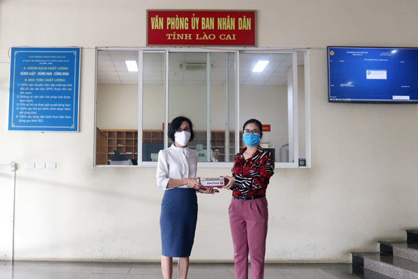Chủ tịch UBND tỉnh Lào Cai tặng gần 2.000 khẩu trang cho phóng viên làm nhiệm vụ thông tin phòng, chống Covid-19