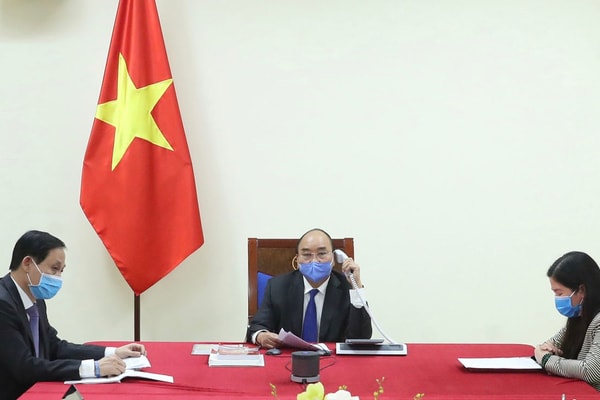 Thủ tướng Nguyễn Xuân Phúc điện đàm với Thủ tướng Trung Quốc về hợp tác chống dịch COVID-19