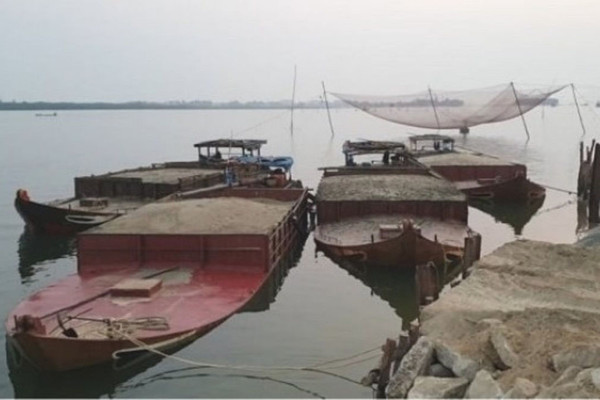  Quảng Nam: Bắt quả tang 9 ghe máy hút cát trái phép trên sông Thu Bồn