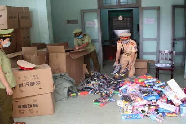 Quảng Bình: Bắt giữ vụ vận chuyển gần 11.000 sản phẩm đồ chơi trẻ em không rõ nguồn gốc