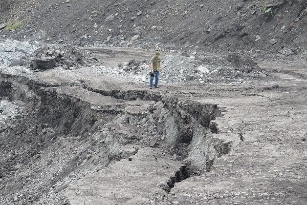 Thái Nguyên: Xuất hiện “nứt, gãy” bãi thải số 3 mỏ than Phấn Mễ khiến người dân lo lắng