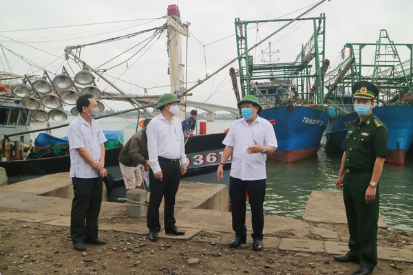 Quảng Trị: Khẩn trương thành lập tổ kiểm tra liên ngành, người không đeo khẩu trang không được vào khu vực cảng cá