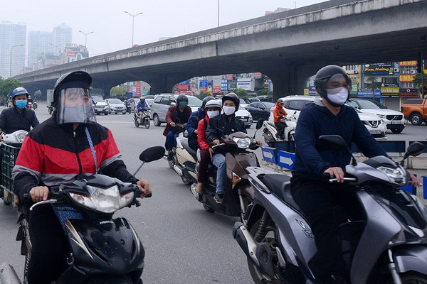 Đường phố Hà Nội đông đúc dù đang thực hiện “cách ly xã hội”