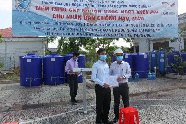 Bộ TN&MT bàn giao thêm một trạm cấp nước sinh hoạt miễn phí cứu hạn, mặn tại tỉnh Cà Mau