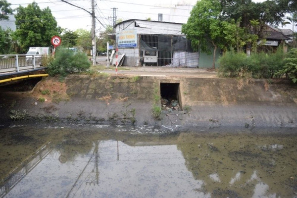 Đà Nẵng: Kiểm tra thực tế kênh nổi váng nghi do nhiễm dầu thải 
