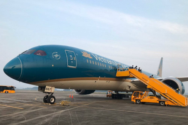 Chuyến bay chở 93 người Việt Nam từ Anh về nước hạ cánh tại sân bay Vân Đồn