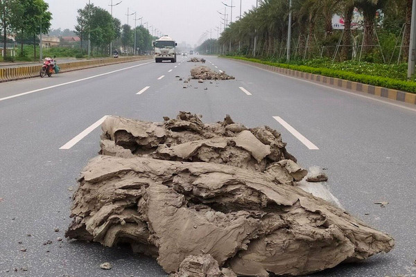 Hà Nội: Tái diễn tình trạng rời vãi đất đá trên đại lộ hướng ra Nội Bài