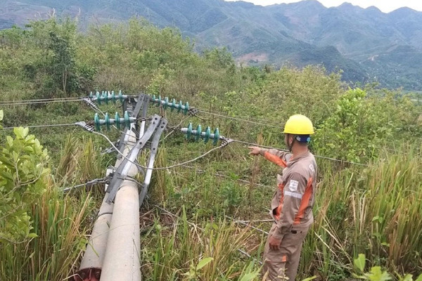 Sơn La: Gần 10.000 khách hàng bị mất điện do mưa, giông, lốc