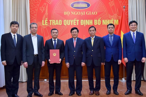 Phó Thủ tướng, Bộ trưởng Ngoại giao trao quyết định bổ nhiệm nhân sự mới