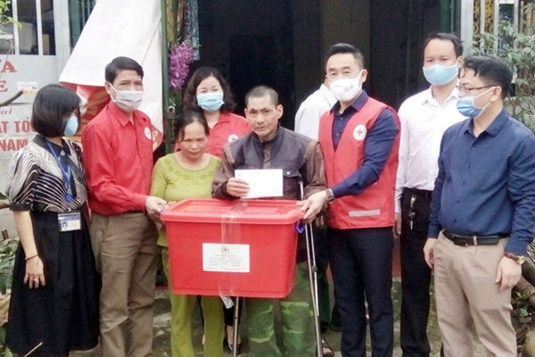  Hội Chữ thập đỏ Việt Nam chia sẻ khó khăn với đồng bào bị thiệt hại do mưa lũ