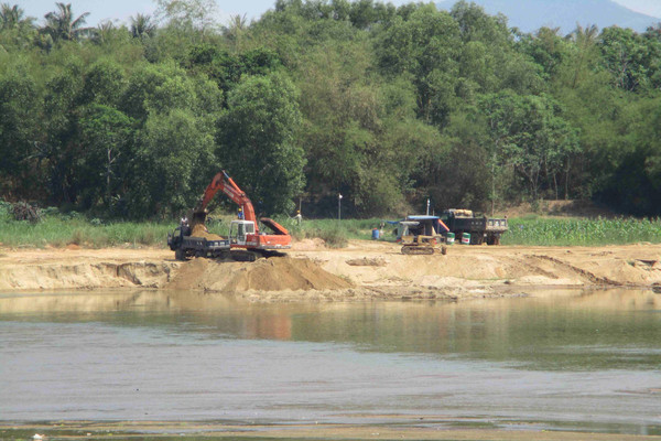 Bình Định: Sông Lại Giang “kêu cứu” vì doanh nghiệp không hoàn thổ sau khai thác cát