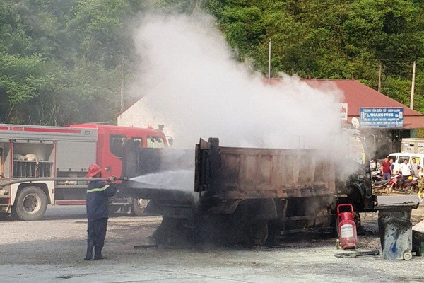 Xe ô tô tải bốc cháy ngay sát cây xăng tại Cao Bằng