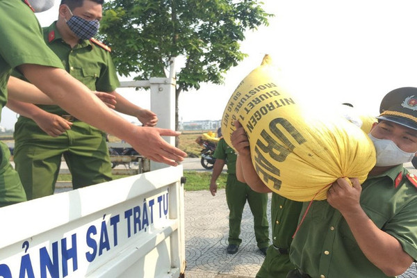 Lực lượng công an Thừa Thiên Huế giúp dân phơi lúa giữa nắng