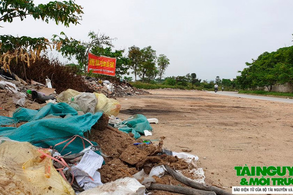 TP. Thanh Hóa: Con đường rác trong khu công nghiệp