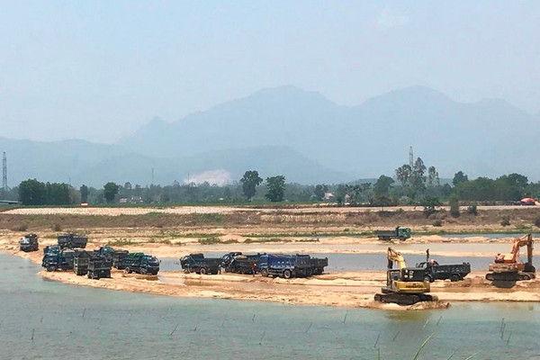 Ngang nhiên khai thác cát trên sông Trà Khúc, dù đã bị thu hồi giấy phép