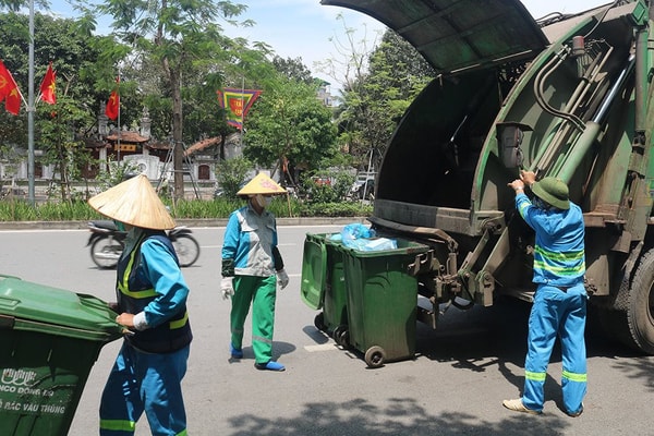 Người lao động cực nhọc làm việc dưới tiết trời nắng gắt ở Hà Nội