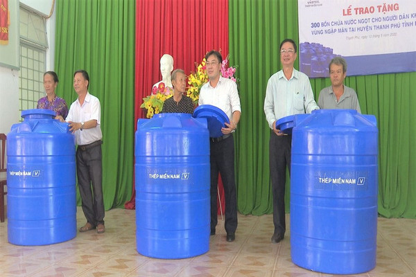  Thép Miền Nam – VNSTEEL tặng 300 bồn trữ nước cho Thạnh Phú