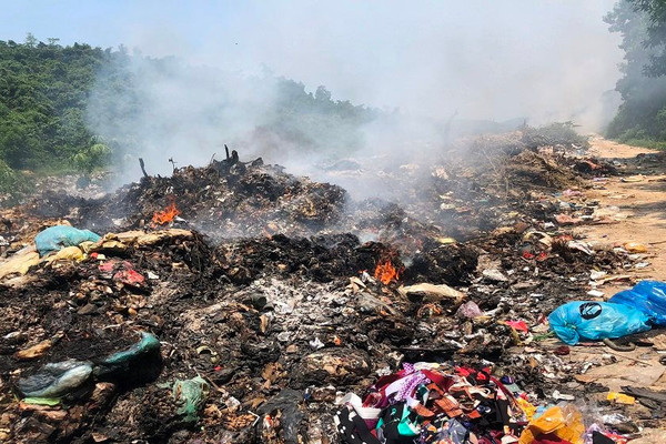 Quảng Bình: Khói nghi ngút tại bãi rác thải Hồng Hóa