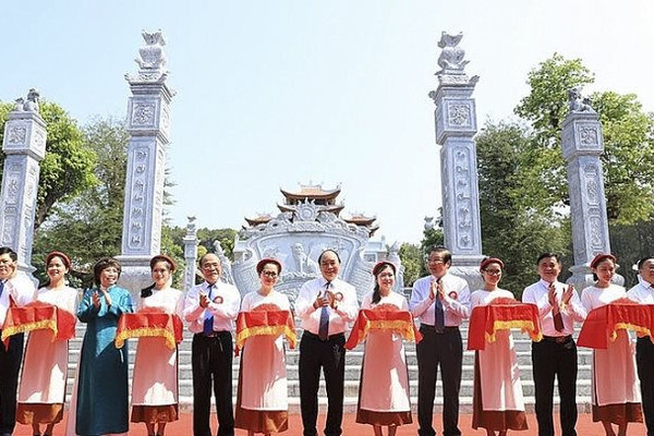 Thủ tướng Nguyễn Xuân Phúc dự lễ khánh thành Đền Chung Sơn tại xã Kim Liên, huyện Nam Đàn, tỉnh Nghệ An