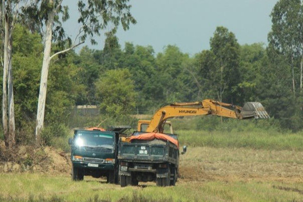 Quảng Nam: Rầm rộ khai thác đất ruộng trái phép