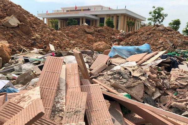 “Núi” phế liệu xây dựng án ngữ trước Trung tâm văn hóa tỉnh Quảng Bình