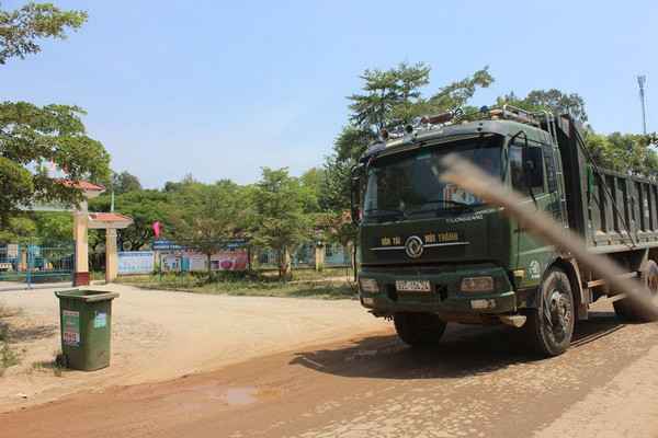 Quảng Nam: Xe chở VLXD phục vụ thi công dự án đường 129 gây ô nhiễm
