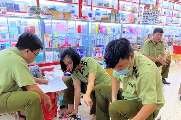TP. Hồ Chí Minh: Đột kích điểm nóng bắt giữ nhiều hàng giả, hàng nhái 