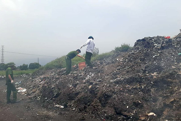Vĩnh Phúc: Cảnh sát môi trường làm rõ nguồn gốc rác thải y tế đổ ra môi trường