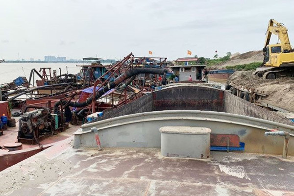 Hà Nội: Bắt quả tang 10 tàu khai thác cát trái phép trên sông Hồng