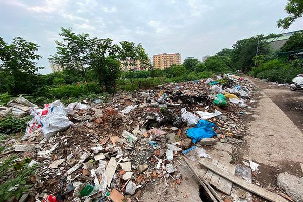 Hoàng Mai, Hà Nội: “Bốc mùi” với bãi tập kết rác thải tự phát