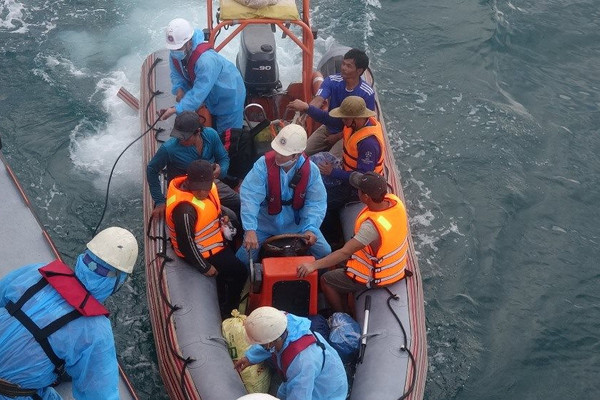 Cứu thành công 13 thuyền viên gặp nạn do tàu đâm vào đá ngầm